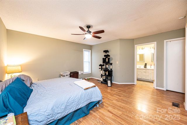 3250 15th Street NE, Hickory, NC 28601