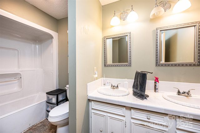 3250 15th Street NE, Hickory, NC 28601