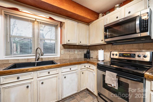 3250 15th Street NE, Hickory, NC 28601