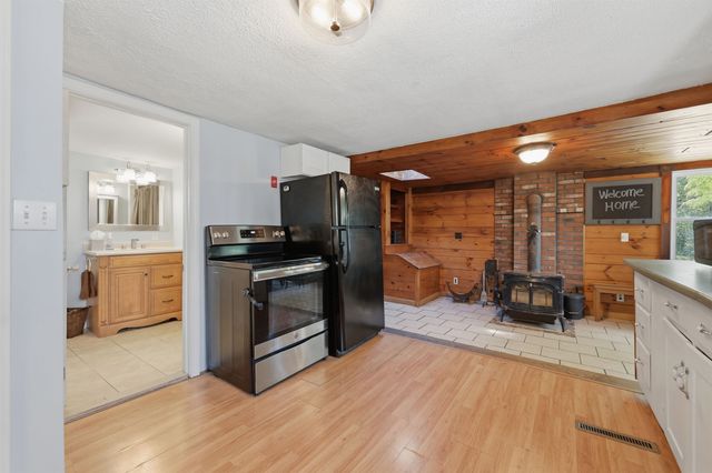 15 S Main Street, Newton, NH 03858