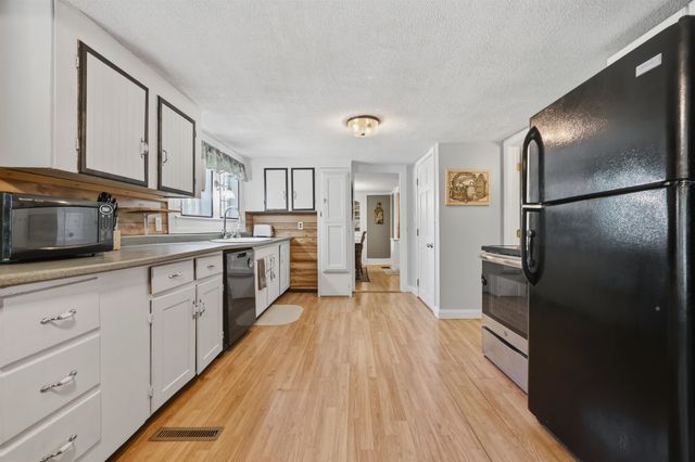 15 S Main Street, Newton, NH 03858
