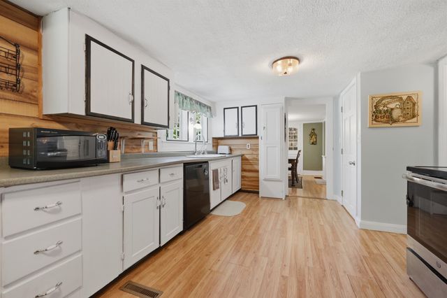 15 S Main Street, Newton, NH 03858