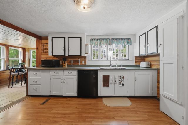 15 S Main Street, Newton, NH 03858
