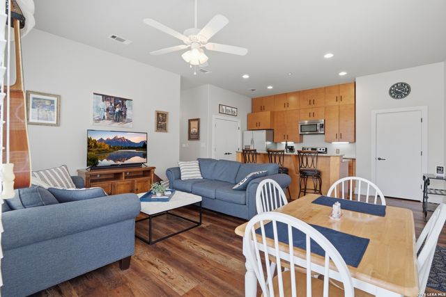 979 N Academy Ave Apt 2, New Braunfels, TX 78130