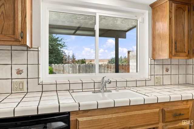 5900 Dorset Drive, Bakersfield, CA 93306