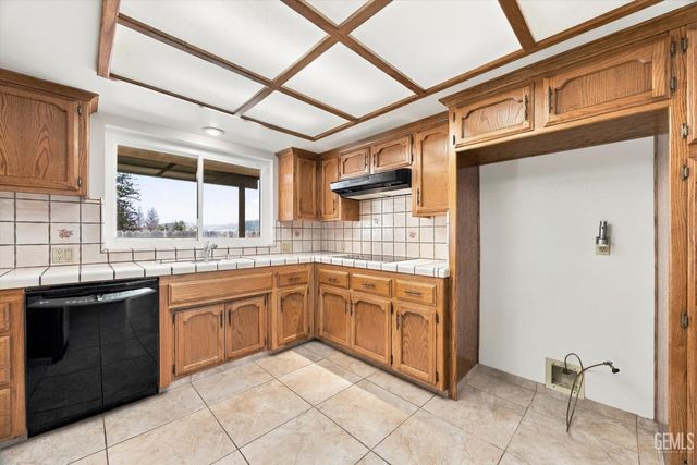 5900 Dorset Drive, Bakersfield, CA 93306