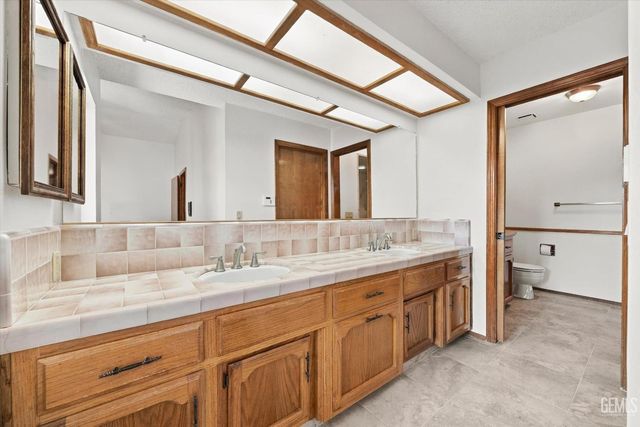 5900 Dorset Drive, Bakersfield, CA 93306