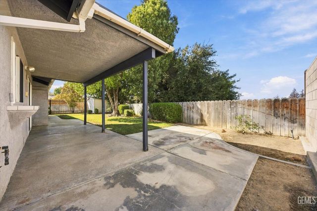 5900 Dorset Drive, Bakersfield, CA 93306