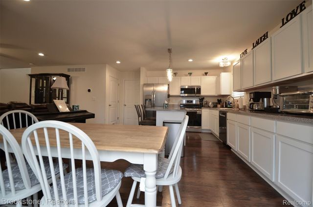 350 Fountain Park Drive, Waterford Charter Township, MI 48327