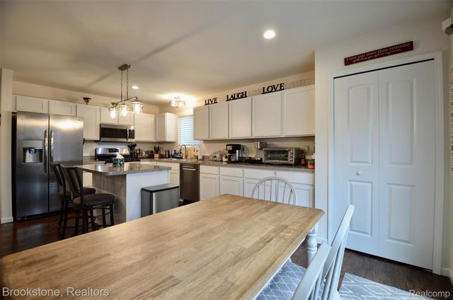 350 Fountain Park Drive, Waterford Charter Township, MI 48327