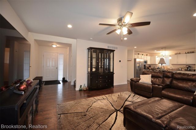 350 Fountain Park Drive, Waterford Charter Township, MI 48327