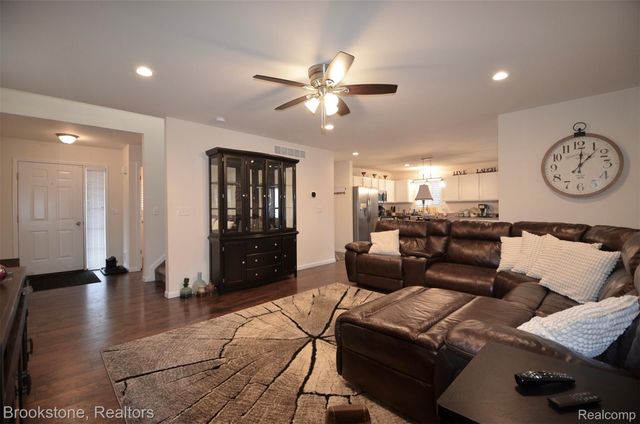 350 Fountain Park Drive, Waterford Charter Township, MI 48327