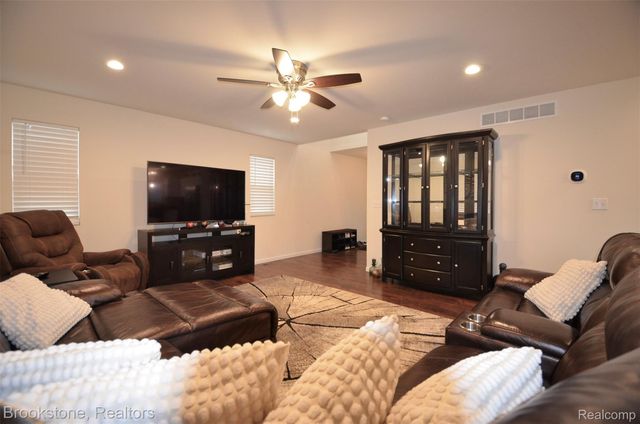 350 Fountain Park Drive, Waterford Charter Township, MI 48327