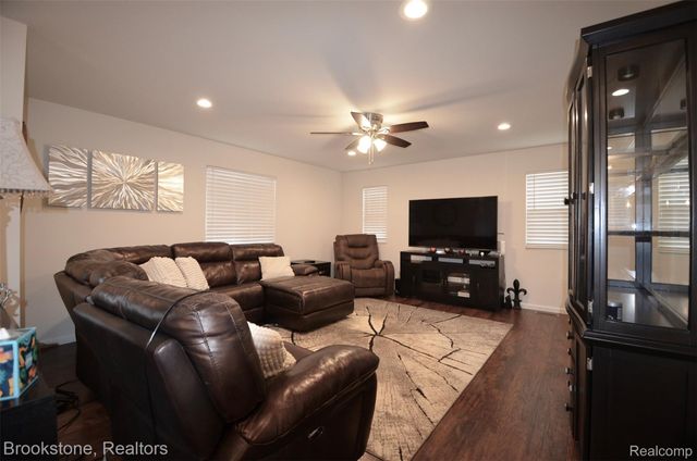 350 Fountain Park Drive, Waterford Charter Township, MI 48327