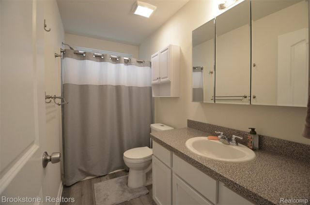 350 Fountain Park Drive, Waterford Charter Township, MI 48327