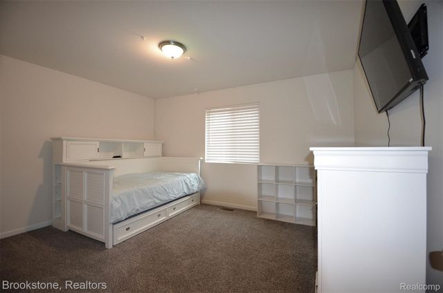 350 Fountain Park Drive, Waterford Charter Township, MI 48327