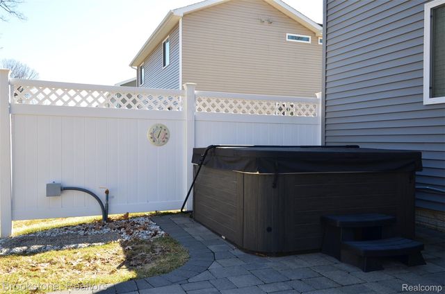 350 Fountain Park Drive, Waterford Charter Township, MI 48327