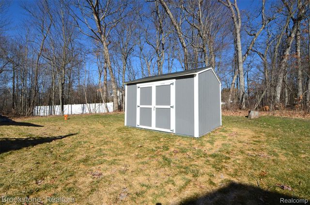 350 Fountain Park Drive, Waterford Charter Township, MI 48327