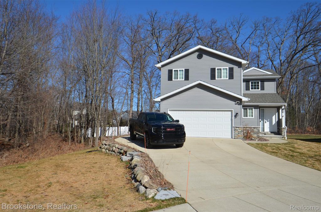 350 Fountain Park Drive, Waterford Charter Township, MI 48327