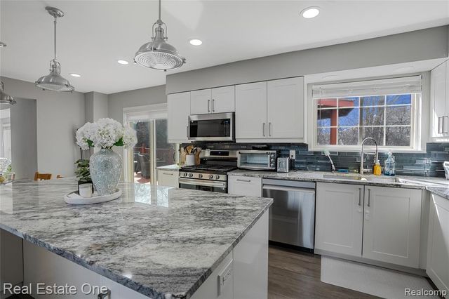 2590 Oakham Court, Canton, MI 48188