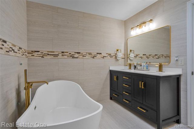 2590 Oakham Court, Canton, MI 48188