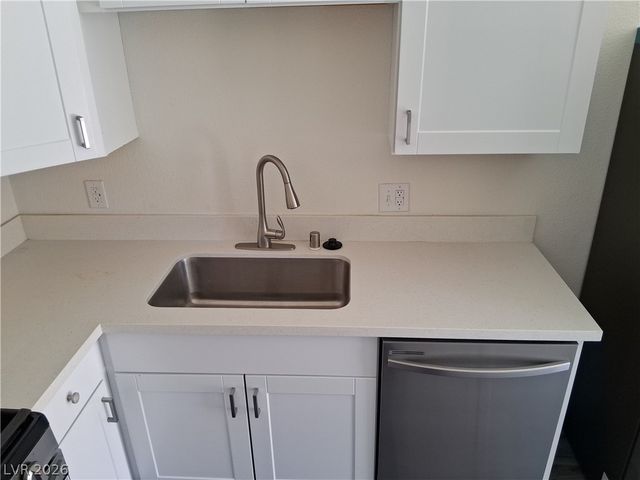 1722 East University Avenue 5, Las Vegas, NV 89119