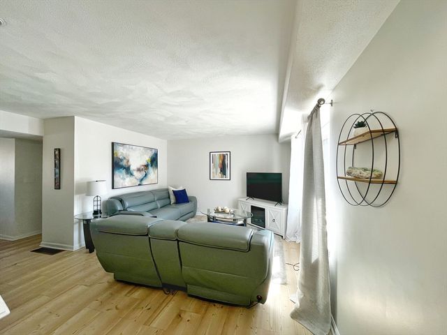 1302 Lewis O Gray Dr 1302, Saugus, MA 01906