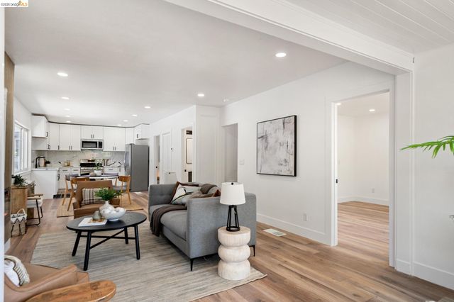 4006 Carrington St, Oakland, CA 94601
