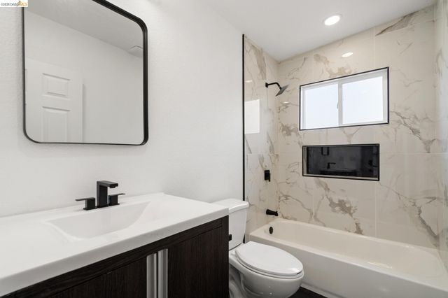 4006 Carrington St, Oakland, CA 94601