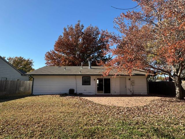2068 S Fieldcrest St, Wichita, KS 67209