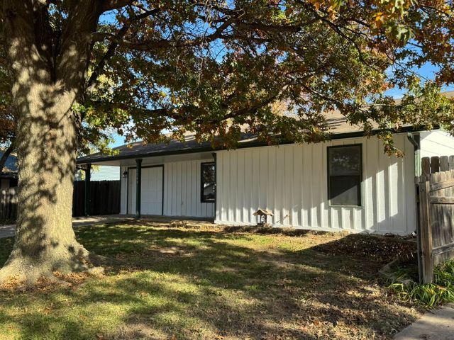 2068 S Fieldcrest St, Wichita, KS 67209