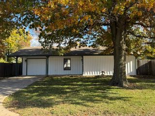 2068 S Fieldcrest St, Wichita, KS 67209