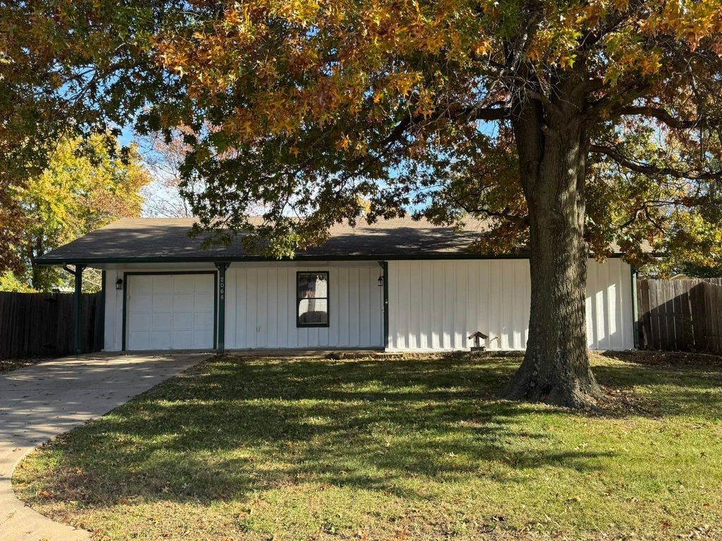 2068 S Fieldcrest St, Wichita, KS 67209