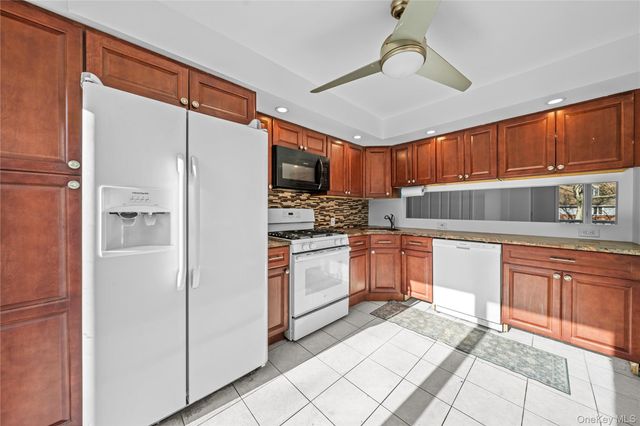 28 Ellen Place, Kings Park, NY 11754