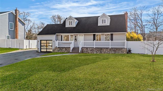 28 Ellen Place, Kings Park, NY 11754