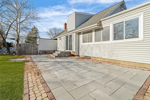 28 Ellen Place, Kings Park, NY 11754