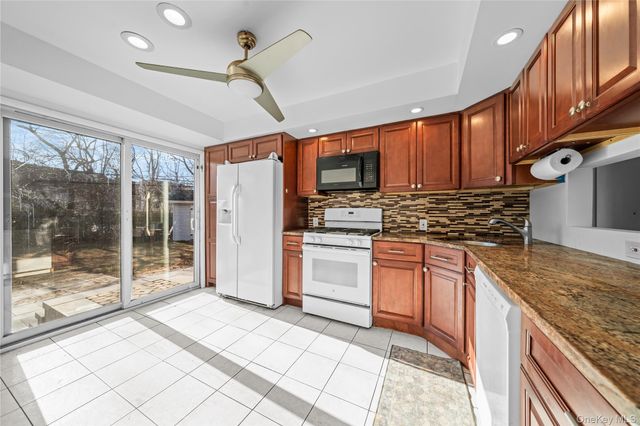 28 Ellen Place, Kings Park, NY 11754