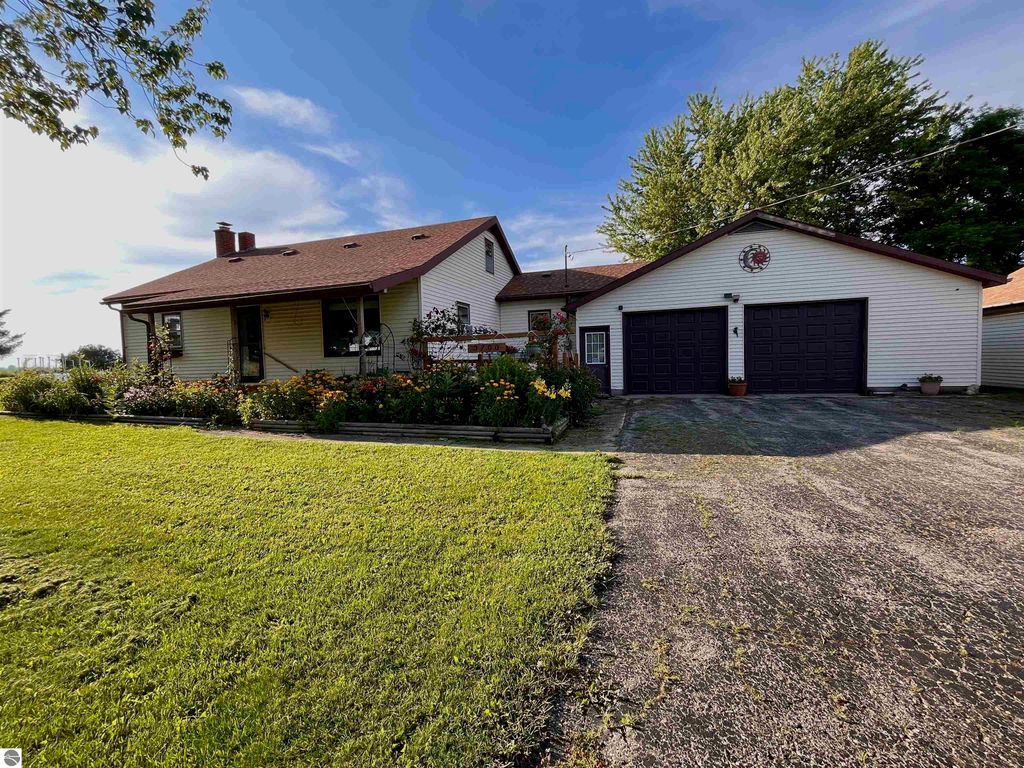 Image 7 of property listing at 3700 Red School Road, Kingsley, MI 49649