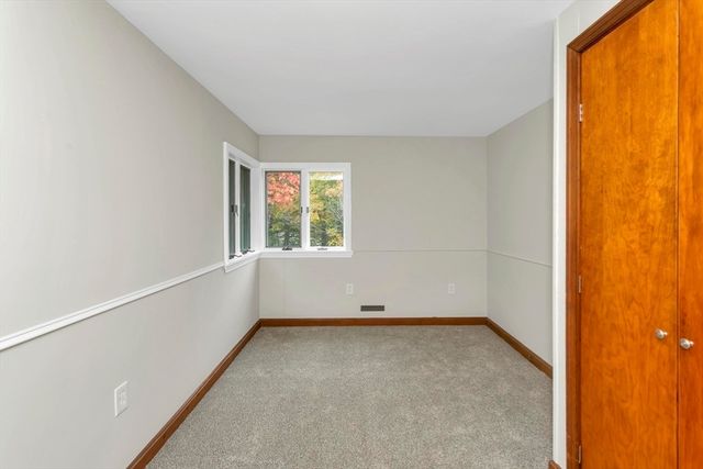 31 Lovers Ln, Greenfield, MA 01301