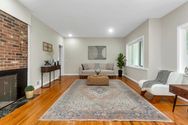 31 Lovers Ln, Greenfield, MA 01301