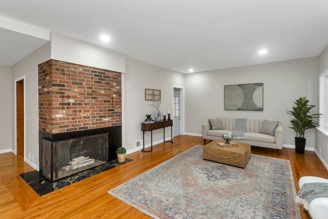 31 Lovers Ln, Greenfield, MA 01301