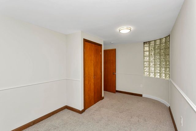 31 Lovers Ln, Greenfield, MA 01301