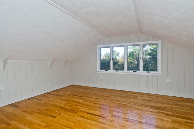 31 Lovers Ln, Greenfield, MA 01301