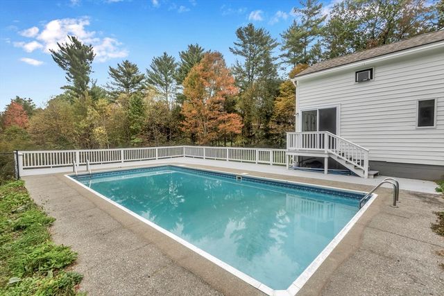 31 Lovers Ln, Greenfield, MA 01301