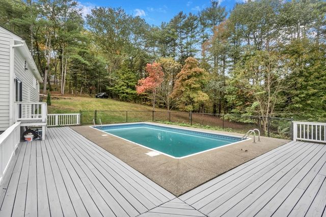 31 Lovers Ln, Greenfield, MA 01301