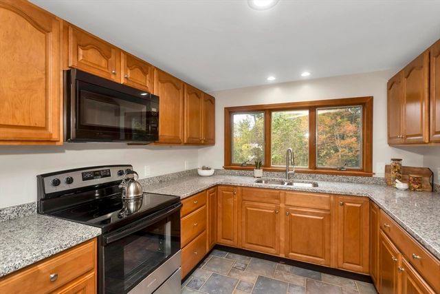 31 Lovers Ln, Greenfield, MA 01301