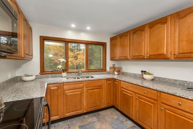 31 Lovers Ln, Greenfield, MA 01301