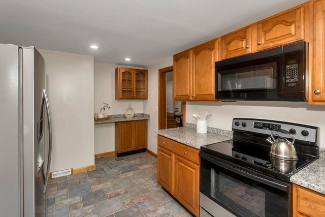 31 Lovers Ln, Greenfield, MA 01301