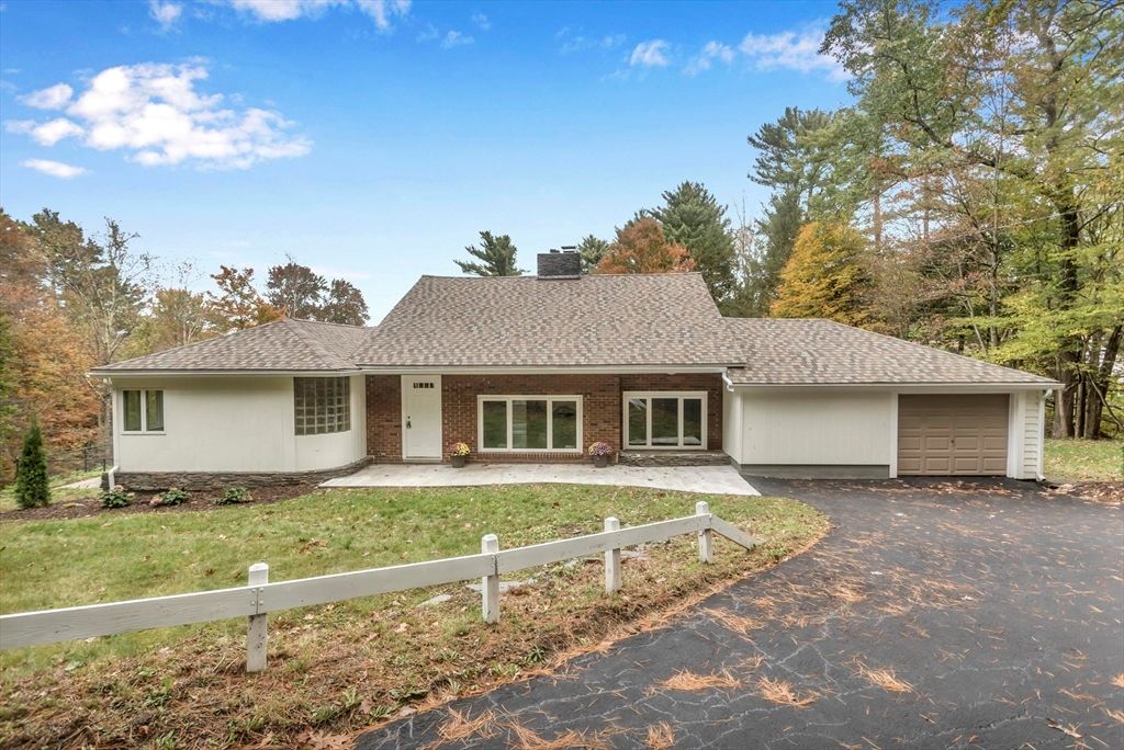 31 Lovers Ln, Greenfield, MA 01301