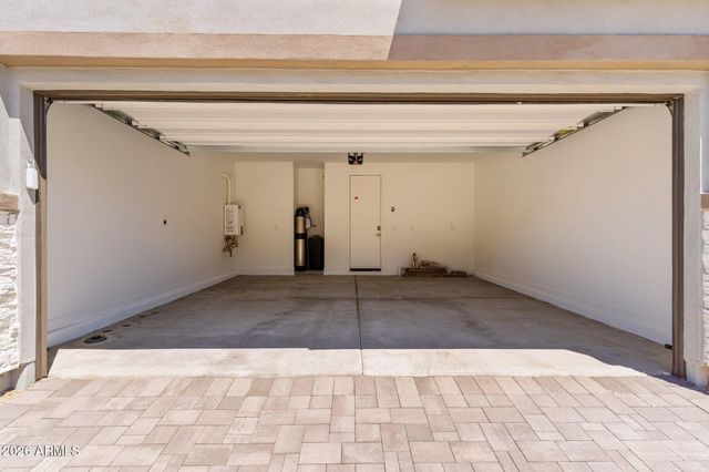 5844 E COVEY Lane, Phoenix, AZ 85054
